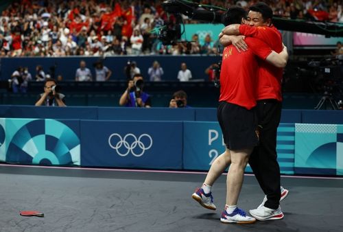 王皓抱起樊振東,球拍為何敢放地上 多虧王楚欽,團(tuán)體賽賽程出爐