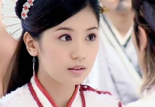 賈靜雯 14歲就開始拍廣告,31歲嫁入豪門,離婚后再嫁小9歲演員